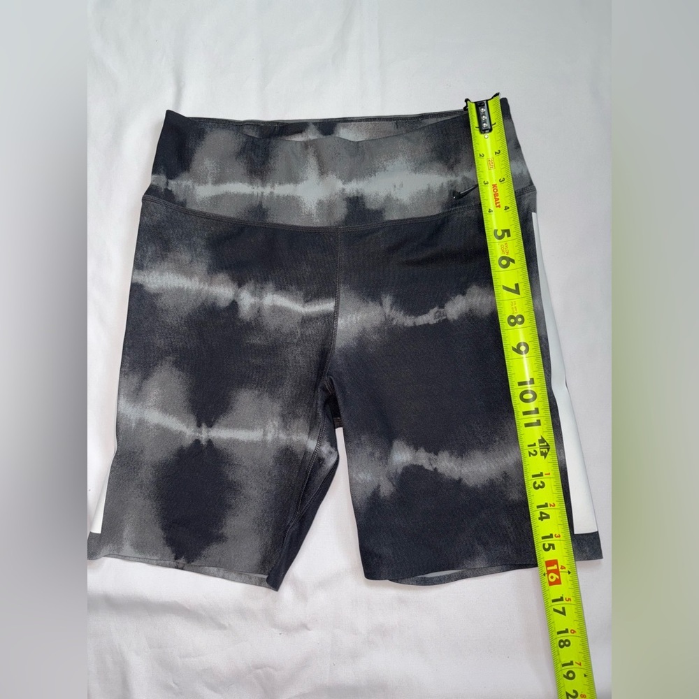 Nike Size M Black & Grey One Luxe 7 Inch Inseam Athletic Gym Bike Shorts - Picture 3 of 7